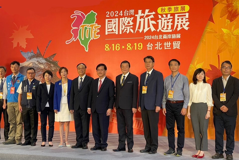 Minister Joseph Wu of the Ministry of Foreign Affairs, Director-General Chou Yung-Hui of the Tourism Bureau, Ministry of Transportation and Communications, and Chairman Hsiao Po-Jen of the National Association of Travel Agents of the Republic of China posed for a group photo with guests at the opening event. (Photo / Courtesy of the Tourism Bureau, Ministry of Transportation and Communications, Republic of China)